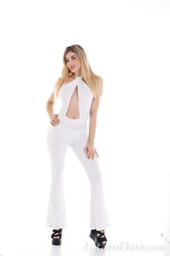Laura, 24