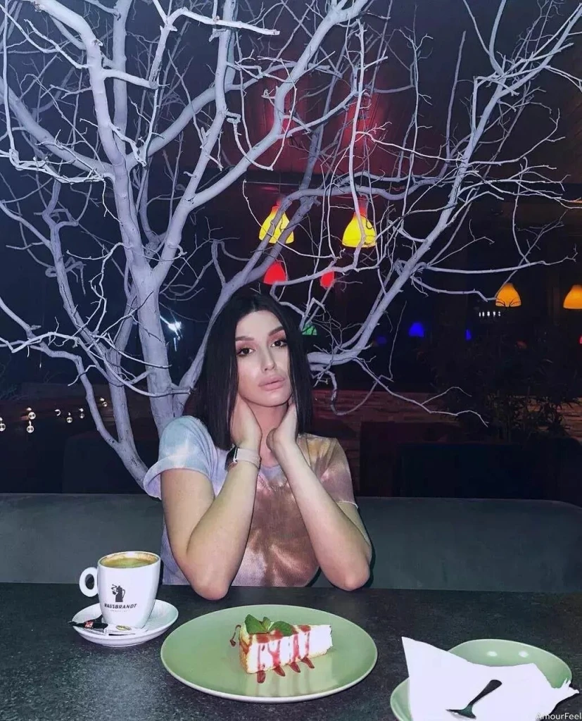 Dorina, 21