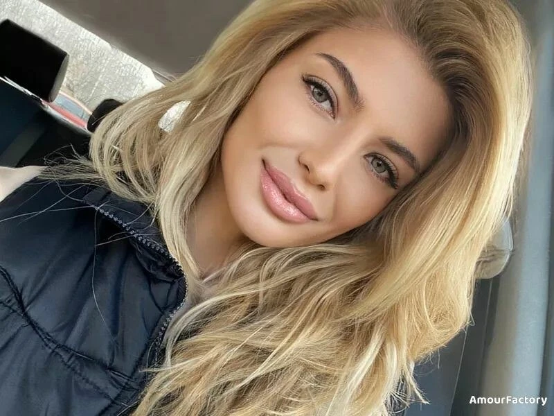 Iulia, 28
