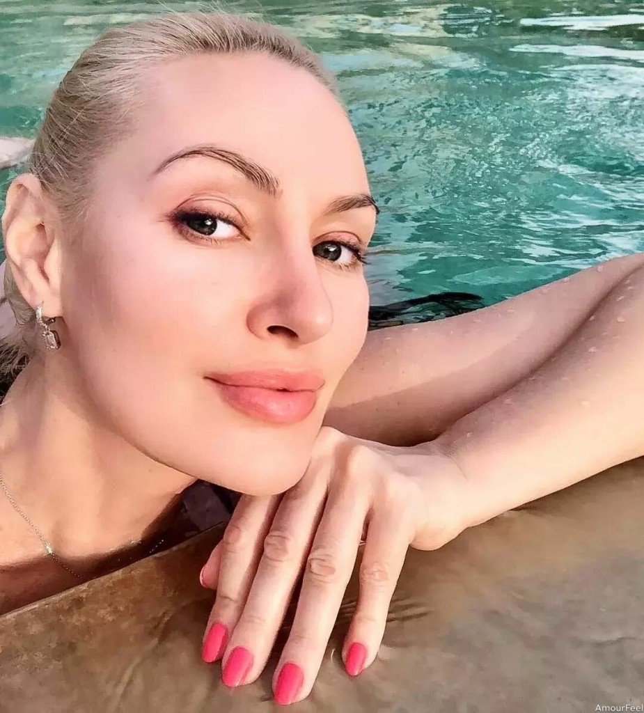 Juliana, 53